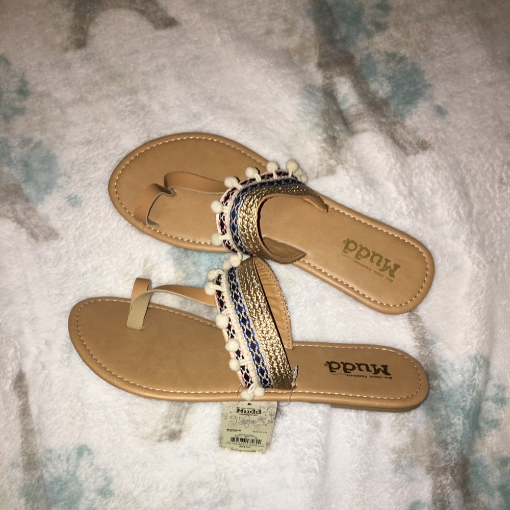 NWT Mudd Festival Embroidered Toe Loop Sandals